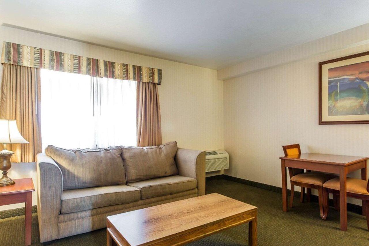 Econo Lodge Inn & Suites Riverside - Corona Екстер'єр фото