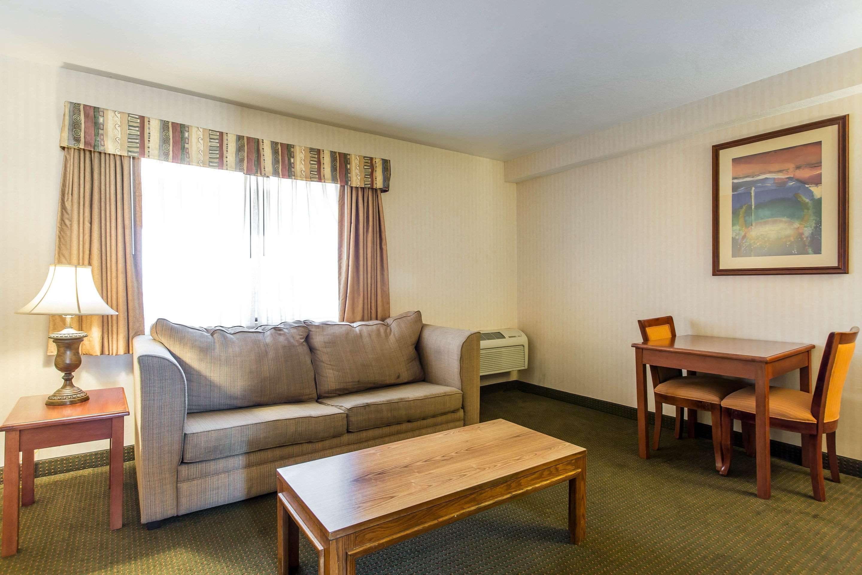 Econo Lodge Inn & Suites Riverside - Corona Екстер'єр фото