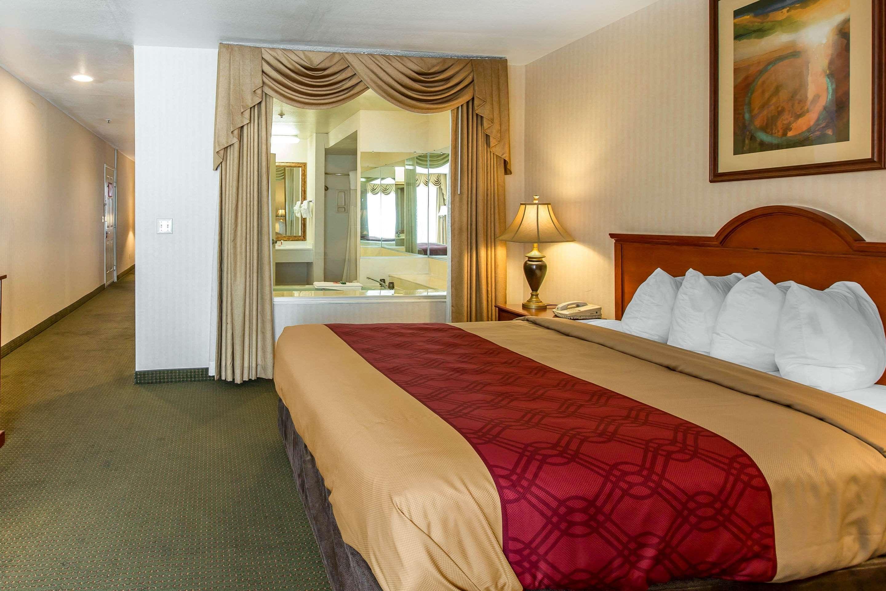Econo Lodge Inn & Suites Riverside - Corona Екстер'єр фото