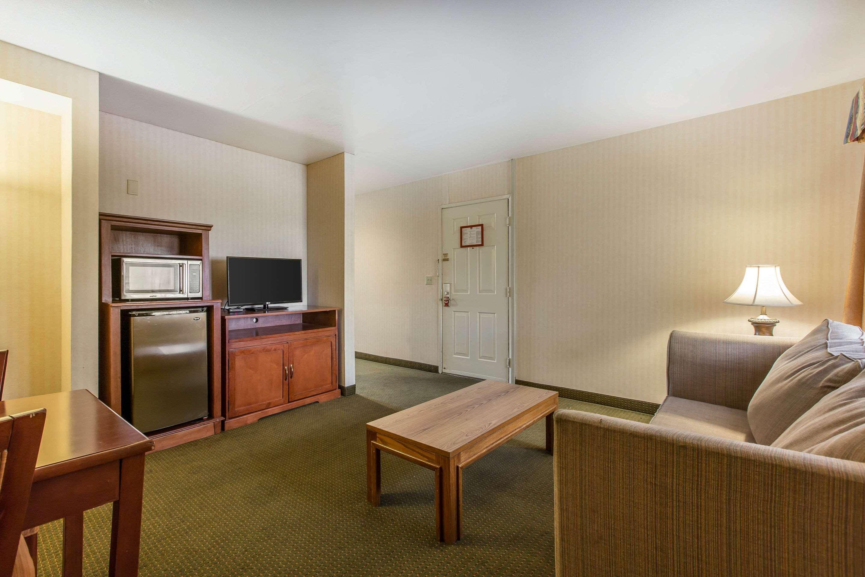 Econo Lodge Inn & Suites Riverside - Corona Екстер'єр фото